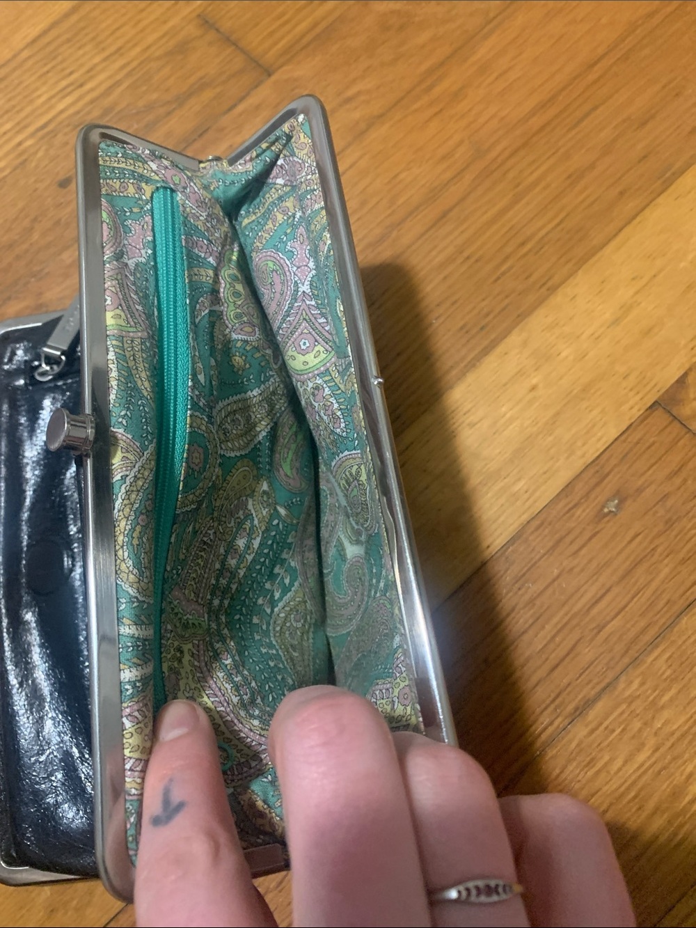 Hobo Kisslock Leather Wallet - Picture 4 of 4